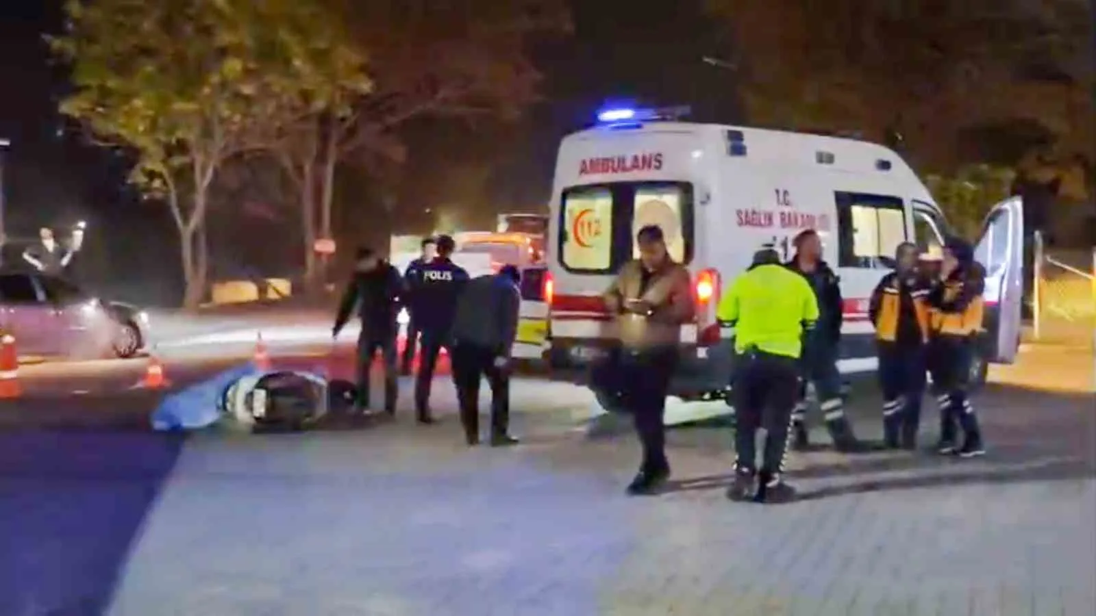 MANİSA'NIN TURGUTLU İLÇESİNDE TIRIN ALTINDA KALAN MOTOSİKLET SÜRÜCÜSÜ FECİ ŞEKİLDE CAN VERDİ.