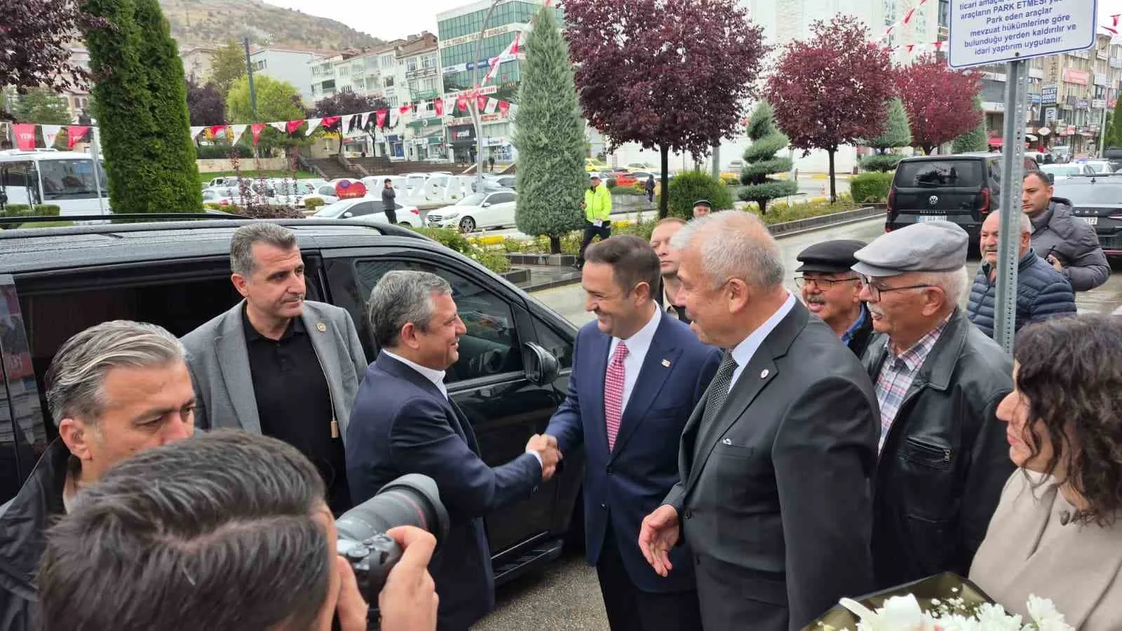 YOZGAT BÜYÜK SİNEMA KÜLTÜR MERKEZİ'NDE DÜZENLENEN İL BAŞKANLIĞI SEÇİMİ ÖNCESİNDE PARTİLİLER VE VATANDAŞLARLA BİR ARAYA GELEREK SALONU DOLDURAN KALABALIĞA HİTAP EDEN ÖZEL, GÜNCEL SİYASET VE YENİ PARTİ'YE DAİR DEĞERLENDİRMELERDE BULUNDU.