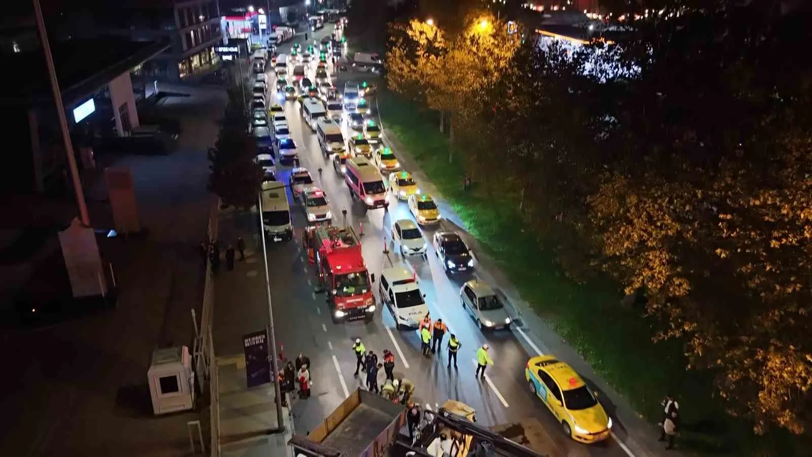 BEYOĞLU’NDA MAKAS ATAN ALKOLLÜ SÜRÜCÜ KAMYONUN ALTINA GİRDİ: 3 YARALI