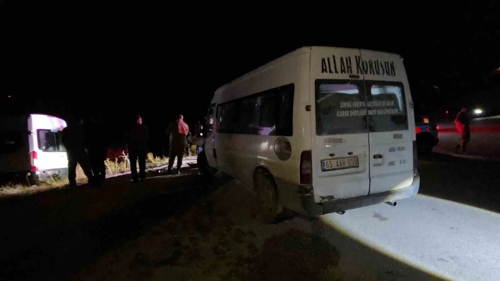 VAN’IN EDREMİT İLÇESİNDE TEKSTİL İŞÇİLERİNİ TAŞIYAN SERVİS MİNİBÜSLERİN ÇARPIŞMASI SONUCU MEYDANA GELEN TRAFİK KAZASINDA 8 KİŞİ YARALANDI.