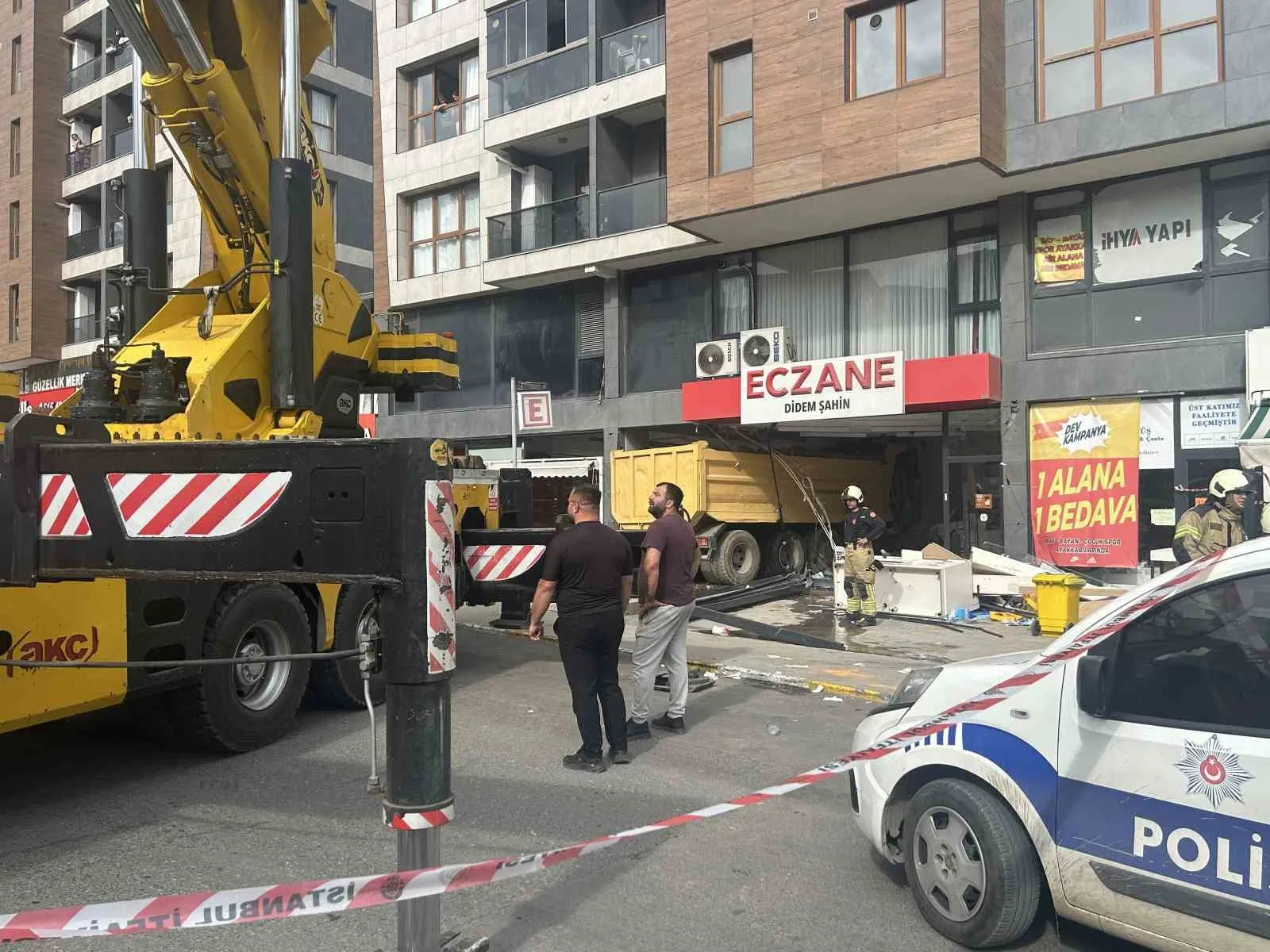 İHBAR ÜZERİNE OLAY YERİNE ÇOK SAYIDA İTFAİYE, POLİS VE SAĞLIK EKİBİ SEVK EDİLDİ.
