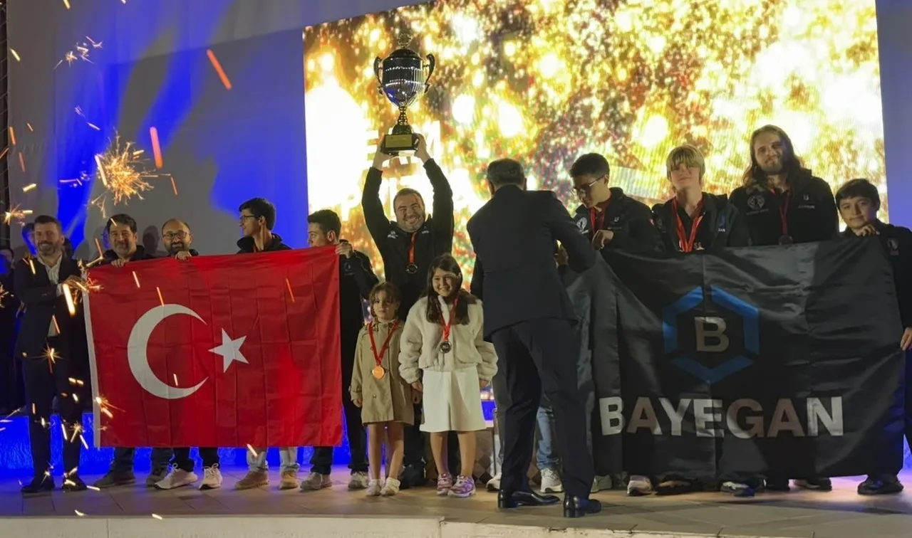 BAYEGAN PENDİK SATRANÇ SPOR KULÜBÜ, KARADAĞ’DA DÜZENLENEN 41. AVRUPA SATRANÇ KULÜPLER KUPASI’NDA TÜRKİYE’YE İLK KEZ AVRUPA KULÜPLER KUPASI ŞAMPİYONLUĞU KAZANDIRDI. ŞAMPİYONADA OYNADIĞI MAÇLARDAN NAMAĞLUP AYRILAN KULÜP, ŞAMPİYONLUK KUPASINI KALDIRDI.