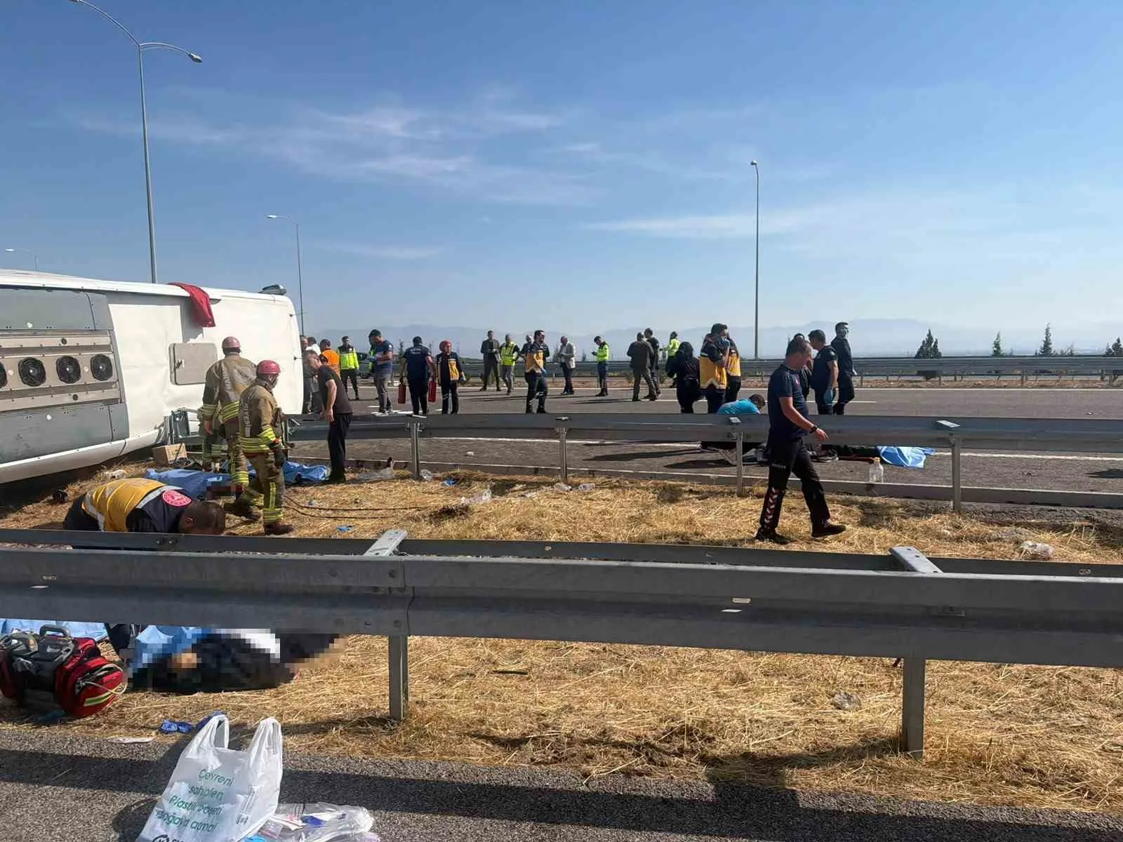 MANİSA'NIN AKHİSAR İLÇESİ İSTANBUL ORHANGAZİ-İZMİR OTOYOLUNDA TIR İLE YOLCU OTOBÜSÜNÜN ÇARPIŞMASI SONUCU MEYDANA GELEN KAZADA 11 KİŞİ ÖLDÜ 26 KİŞİ DE YARALANDI.