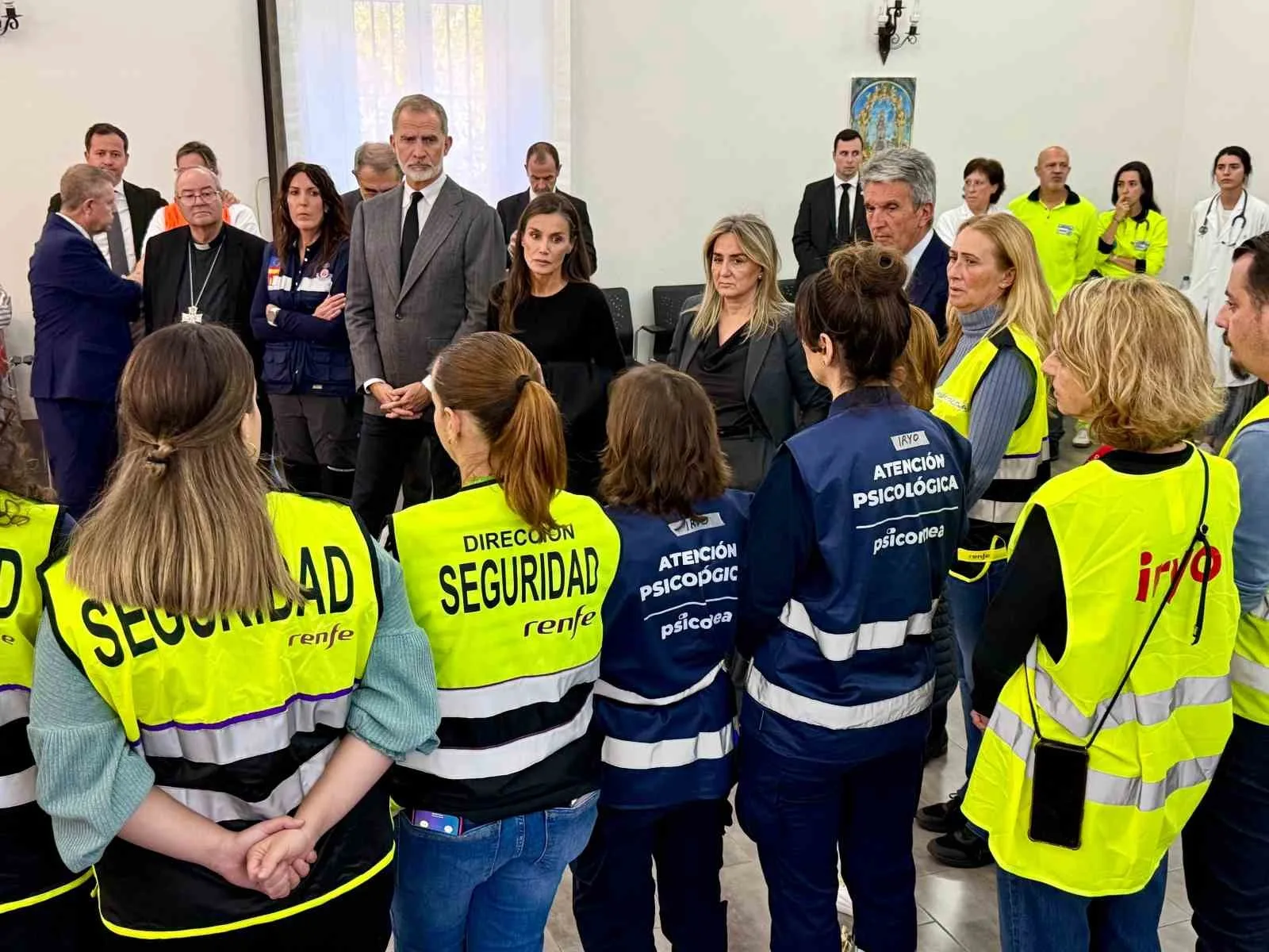 İSPANYOL YETKİLİLER, MADRİD-ENDÜLÜS SEFERİNİ YAPAN İKİ YÜKSEK HIZLI TRENİN KARIŞTIĞI KAZADA HAYATINI KAYBEDENLERİN SAYISININ 74’E YÜKSELDİĞİNİ AÇIKLARKEN, İSPANYA KRALI VI. FELİPE VE KRALİÇE LETİZİA TOLEDO KENTİNDEKİ BİR HASTANEDE KAZADA YARALANANLAR VE YAKINLARINI KAYBEDENLERİN AİLELERİYLE BİR ARAYA GELDİ.