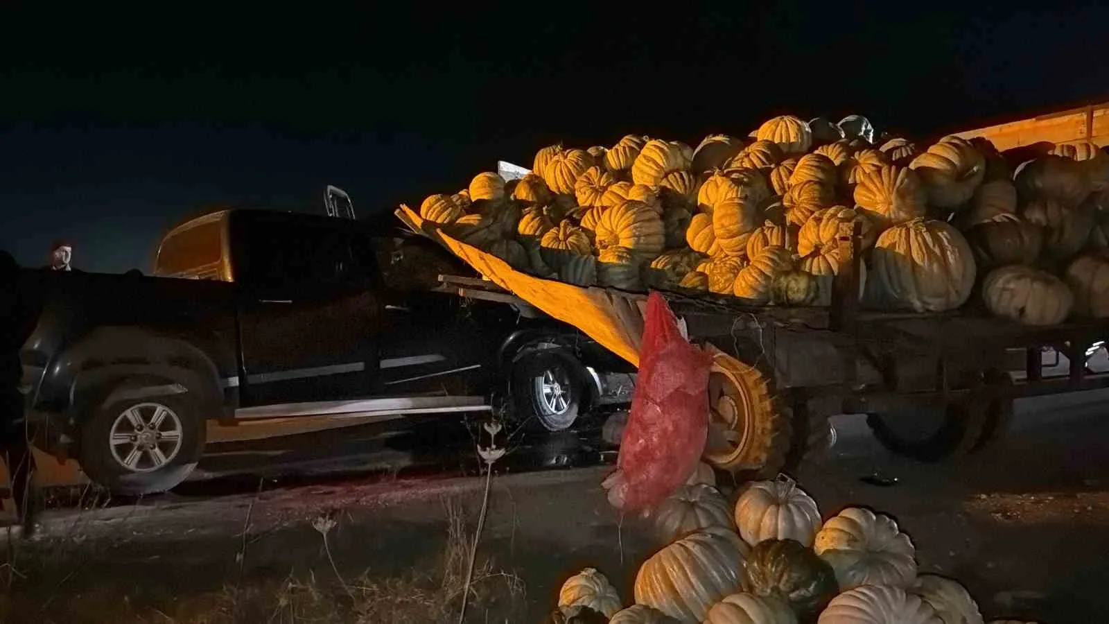 BOLU’DA PİKAP İLE KABAK YÜKLÜ TRAKTÖRÜN ÇARPIŞTIĞI, BİR OTOMOBİLİN İSE TARLAYA SAVRULDUĞU KAZADA 4 KİŞİ YARALANDI. KAZADA TRAKTÖRDEKİ KABAKLAR YOLA SAÇILDI.