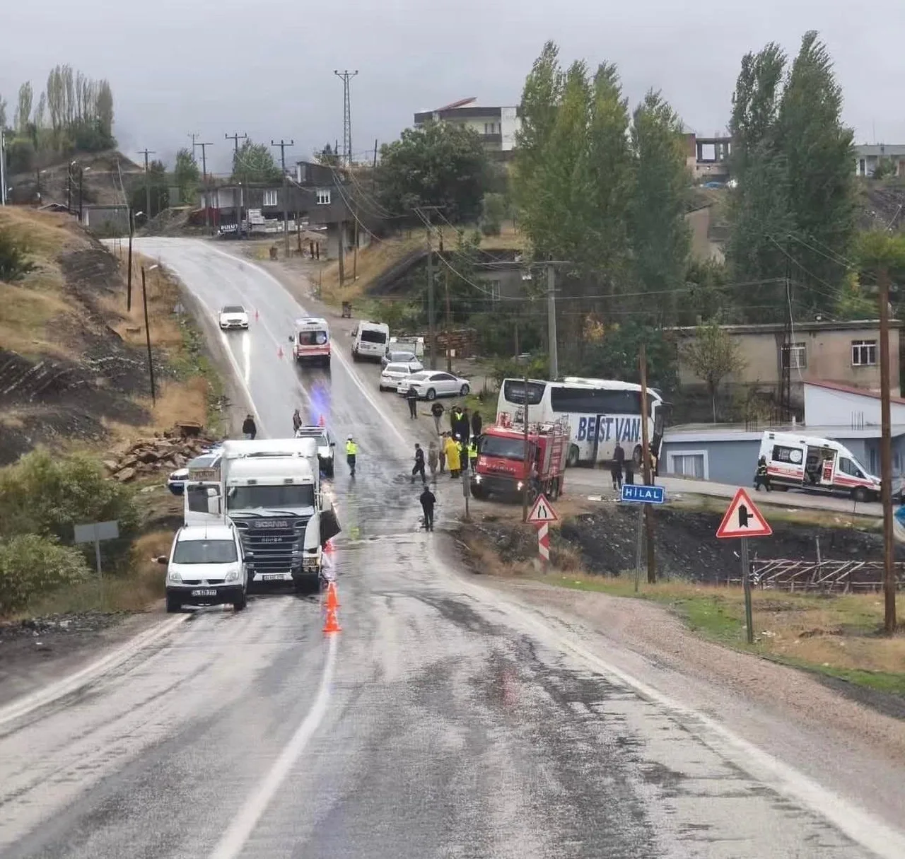 ŞIRNAK’IN ULUDERE İLÇESİ HİLAL BELDESİ GİRİŞİNDE YOLCU OTOBÜSÜ İLE TIRIN ÇARPIŞMASI SONUCU MEYDANA GELEN KAZADA 1'İ AĞIR 15 KİŞİ YARALANDI.