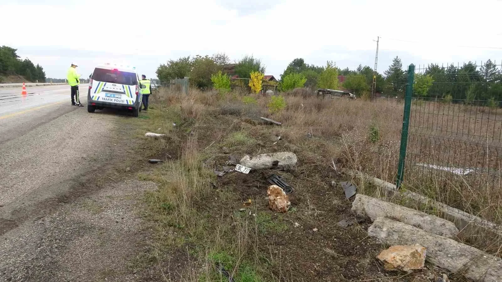 KASTAMONU’DA YAĞIŞ NEDENİYLE KAYGANLAŞAN YOLDA KONTROLDEN ÇIKAN HAFİF TİCARİ ARAÇ, ŞARAMPOLDE TARLADA 40 METRE TAKLALAR ATARAK DURABİLDİ. KAZADA YARALANAN 3 KİŞİ HASTANEYE KALDIRILDI.