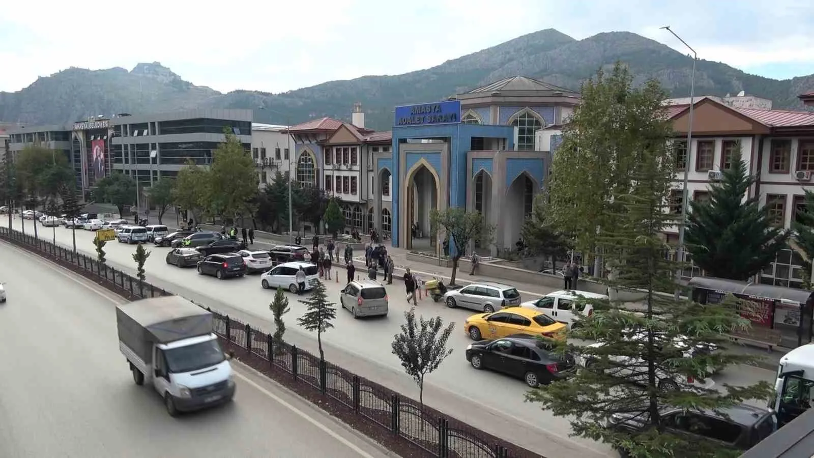 ORHAN ÇELEBİ’NİN CENAZESİ AMASYA ADLİYESİ ÖNÜNDE DÜZENLENEN TÖRENDE HELALLİK ALINMASININ ARDINDAN DEFNEDİLMEK ÜZERE MEMLEKETİ MALATYA’YA UĞURLANDI.