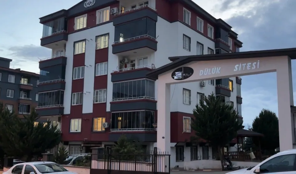 GAZİANTEP'TE PSİKOLOJİK SORUNLARI OLDUĞU İDDİA EDİLEN KADININ ARDINDAN KOCASI VE 5 YAŞINDAKİ ÇOCUKLARI DA 2. KATTAKİ EVLERİNİN PENCERESİNDEN AŞAĞI ATLADI.