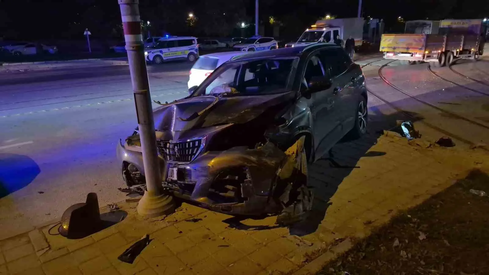ESKİŞEHİR'DE 2 ARACIN KAVŞAKTA ÇARPIŞTIĞI TRAFİK KAZASI SONUCU 3 KİŞİ YARALANDI. KAZANIN ARDINDAN AMBULANSA BİNMEK İSTEMEYEN BİR YARALI, POLİS VE SAĞLIK EKİPLERİNE ZOR ANLAR YAŞATTI.