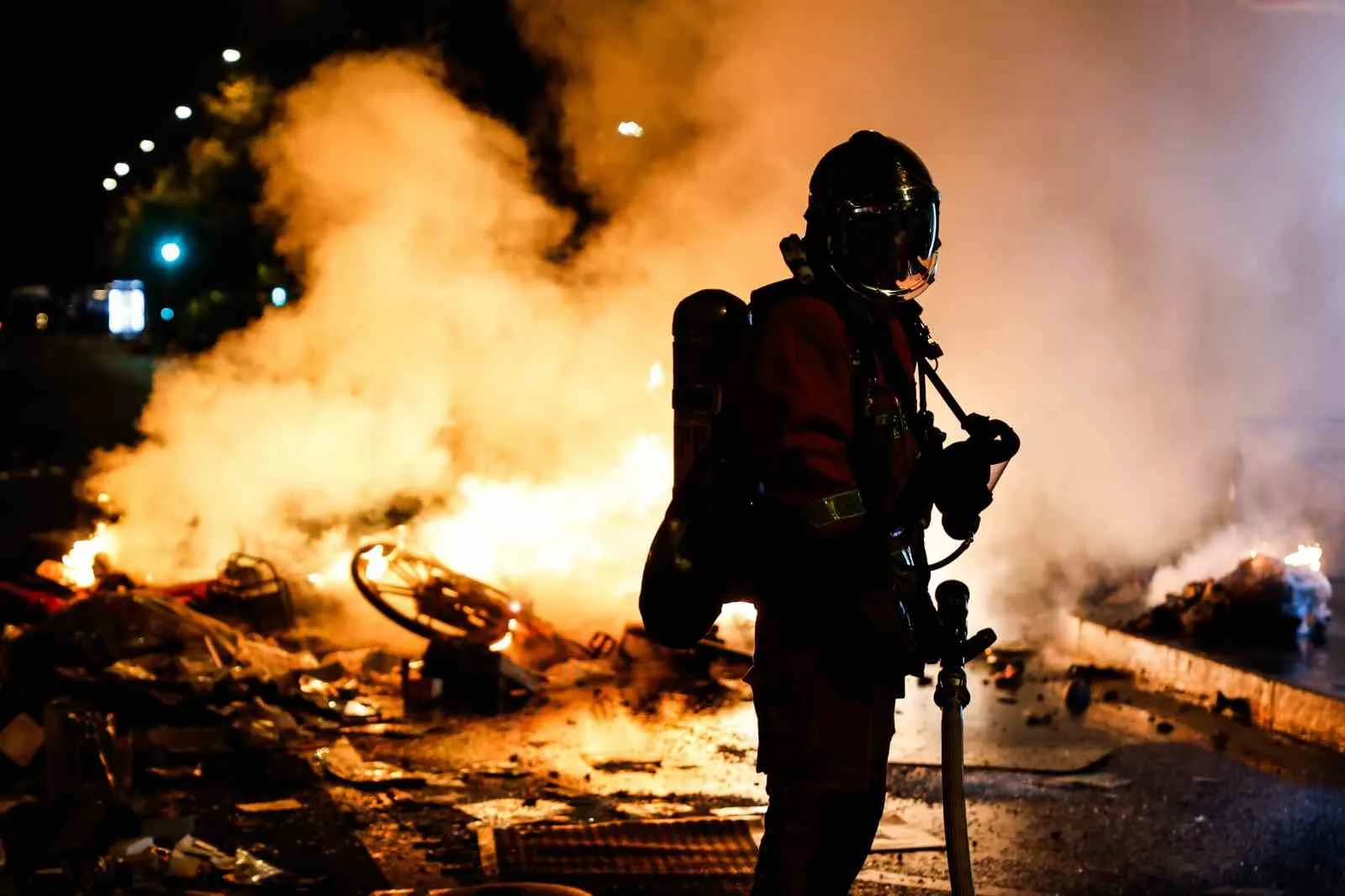 FRANSA'DA YAĞMA VE ŞİDDET OLAYLARININ ARDINDAN KUZEYDEKİ LİLLE ŞEHRİ İLE ÇEVRESİNDEKİ DOUAİ, WATTİGNİES VE DENAİN KENTLERİNDE BUGÜNDEN İTİBAREN İKİ GÜN SÜREYLE 20.00-06.00 SAATLERİNDE ARASINDA SOKAĞA ÇIKMA YASAĞI İLAN EDİLDİ.