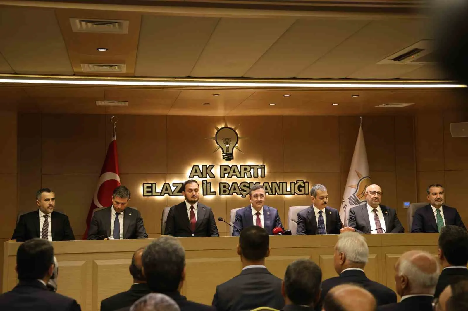 CUMHURBAŞKANI YARDIMCISI CEVDET YILMAZ, AK PARTİ ELAZIĞ İL BAŞKANLIĞINDA DÜZENLENEN TEŞKİLAT BULUŞMASINDA PARTİLİLERE HİTAP ETTİ.