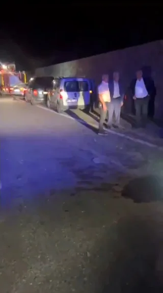 BATMAN-HASANKEYF KARA YOLUNDA KONTROLDEN ÇIKARAK YAN YATAN MİNİBÜSTE BULUNAN 6 KİŞİ YARALANDI.