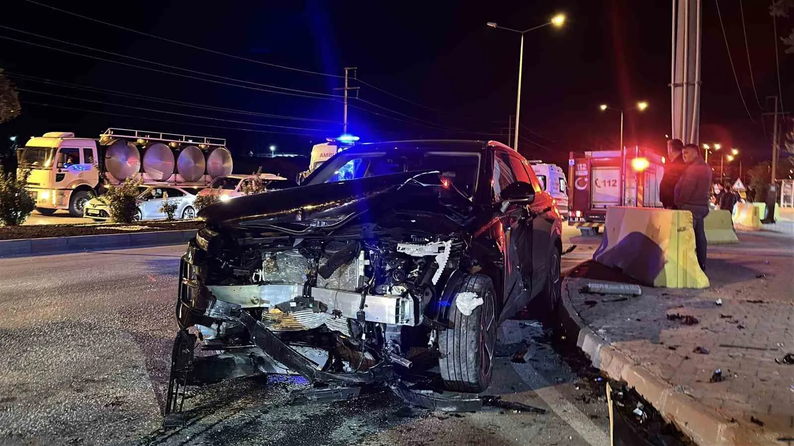 BURDUR'DA KIRMIZI IŞIK İHLALİ YAPTIĞI ÖNE SÜRÜLEN VE YAPILAN KONTROLDE 2.22 PROMİL ALKOLLÜ OLDUĞU BELİRLENEN SÜRÜCÜNÜN KULLANDIĞI OTOMOBİL, KAVŞAKTA BAŞKA BİR OTOMOBİLE ÇARPTI. ORTALIĞIN SAVAŞ ALANINA DÖNDÜĞÜ KAZADA 3 KİŞİ YARALANDI.