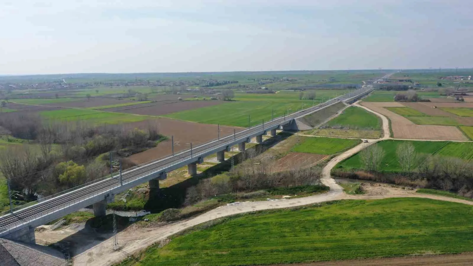 ULAŞTIRMA VE ALTYAPI BAKANI ABDULKADİR URALOĞLU, "HIZLI TREN AĞIMIZI ÇERKEZKÖY’DEN KAPIKULE’YE, AVRUPA SINIRINA KADAR ULAŞTIRIYORUZ" DEDİ.