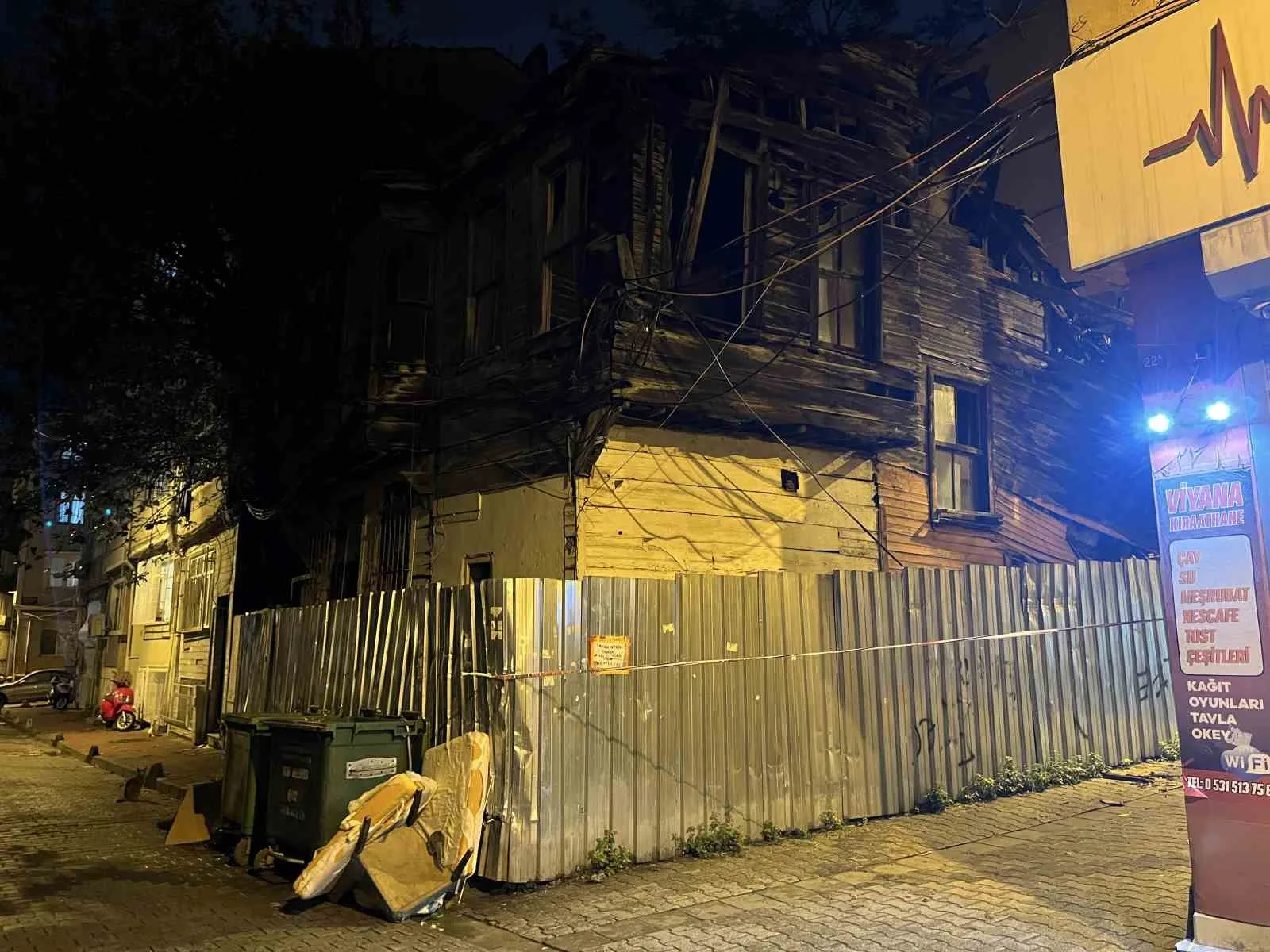 İSTANBUL FATİH’TE AHŞAP VE TARİHİ METRUK BİNANIN ÜST KATINDA YAĞMUR NEDENİYLE KISMİ ÇÖKME YAŞANDI. BİNANIN ETRAFI EKİPLER TARAFINDAN EMNİYET ŞERİDİ ÇEKİLEREK KAPATILDI.