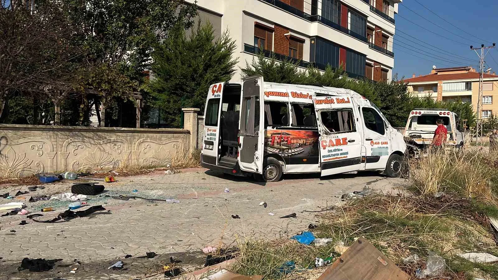 KONYA'DA REHABİLİTASYON MERKEZİ SERVİS MİNİBÜSÜ İLE OTOMOBİLİN ÇARPIŞMASI SONUCU 8'İ ÇOCUK 9 KİŞİ YARALANDI.