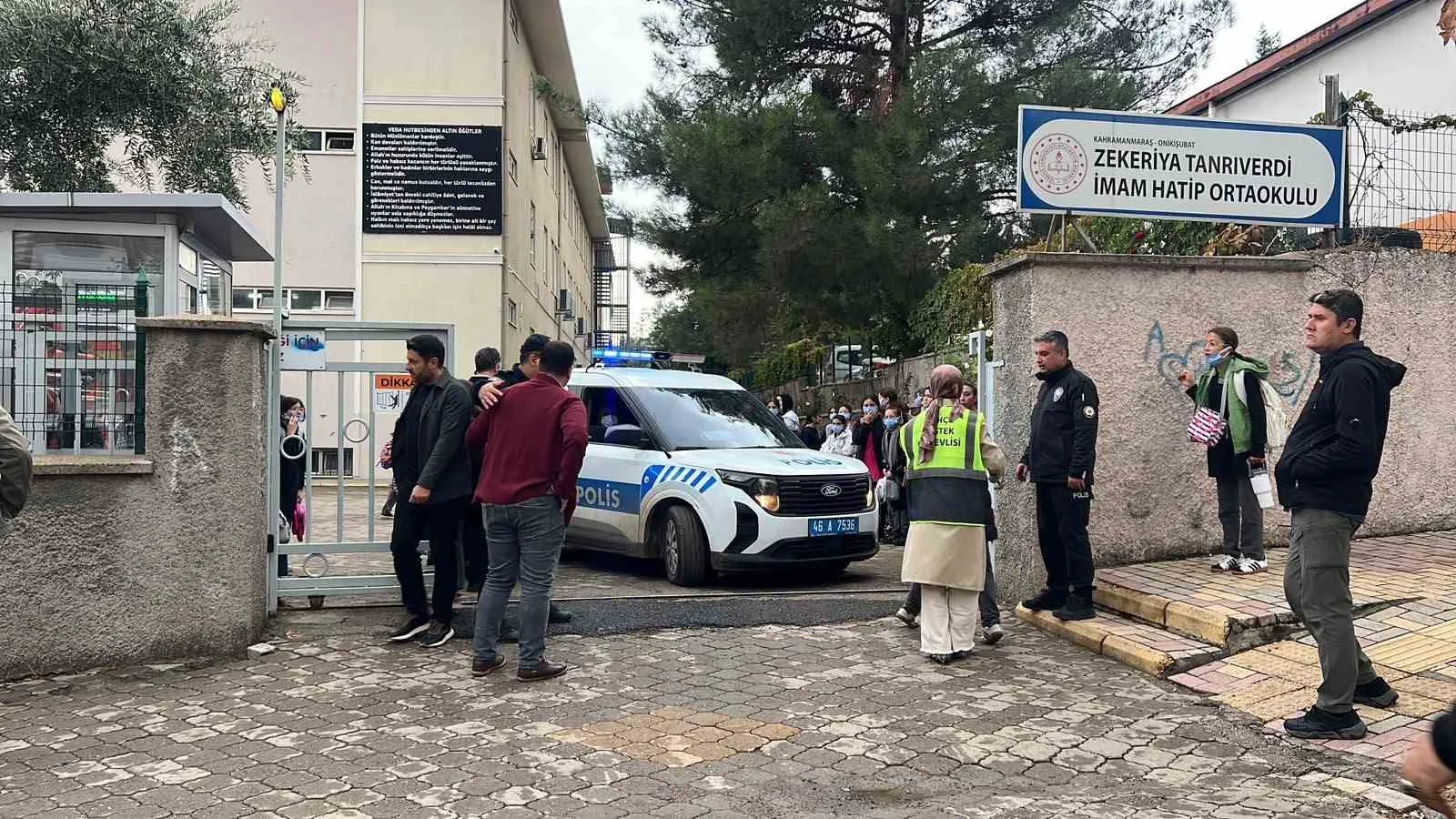 KAHRAMANMARAŞ’TA OKUL YANINDAKİ İNŞAAT ÇALIŞMASI SIRASINDA GAZ SIZINTISINDAN ETKİLENEN ÖĞRENCİLER AMBULANSLARLA HASTANEYE SEVK EDİLDİ. TEDBİREN 2 OKUL TAHLİYE EDİLDİ.