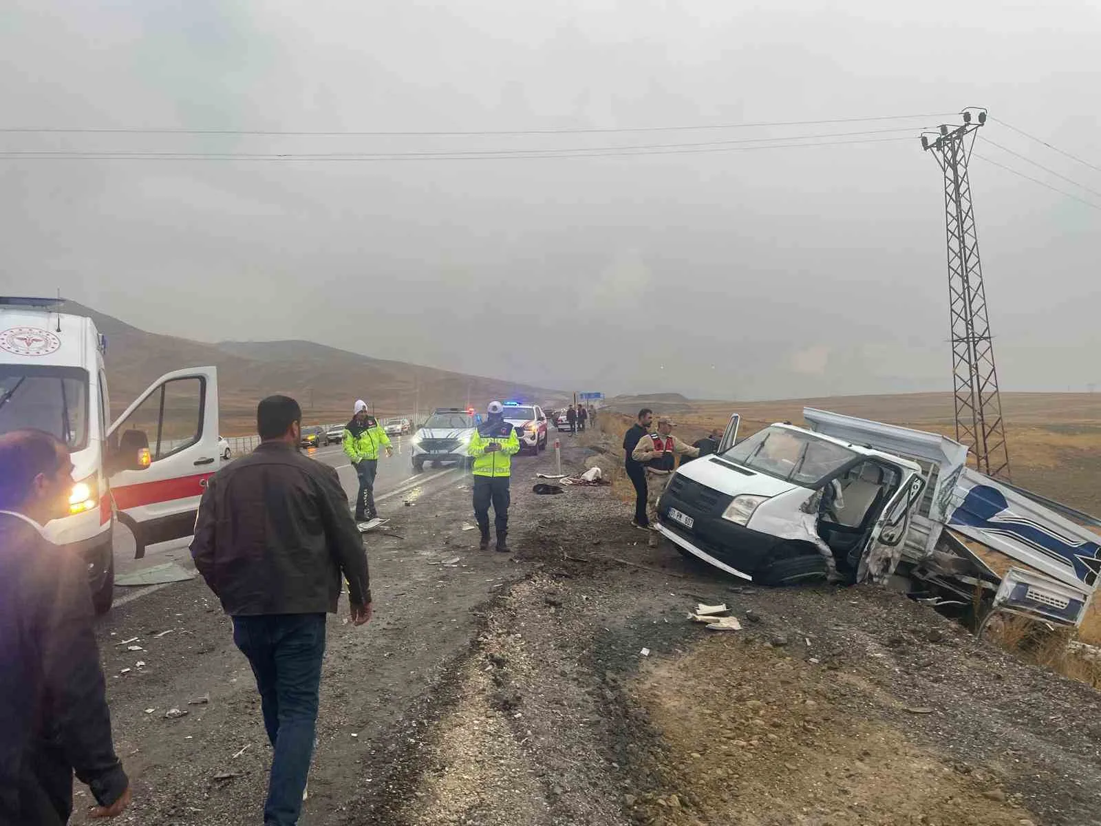 VAN’IN GÜRPINAR İLÇESİNDEKİ GÜZELDERE TÜNELİ MEVKİSİNDE 3 ARACIN KARIŞMASI SONUCU MEYDANA GELEN TRAFİK KAZASINDA 3’Ü AĞIR 10 KİŞİ YARALANDI.