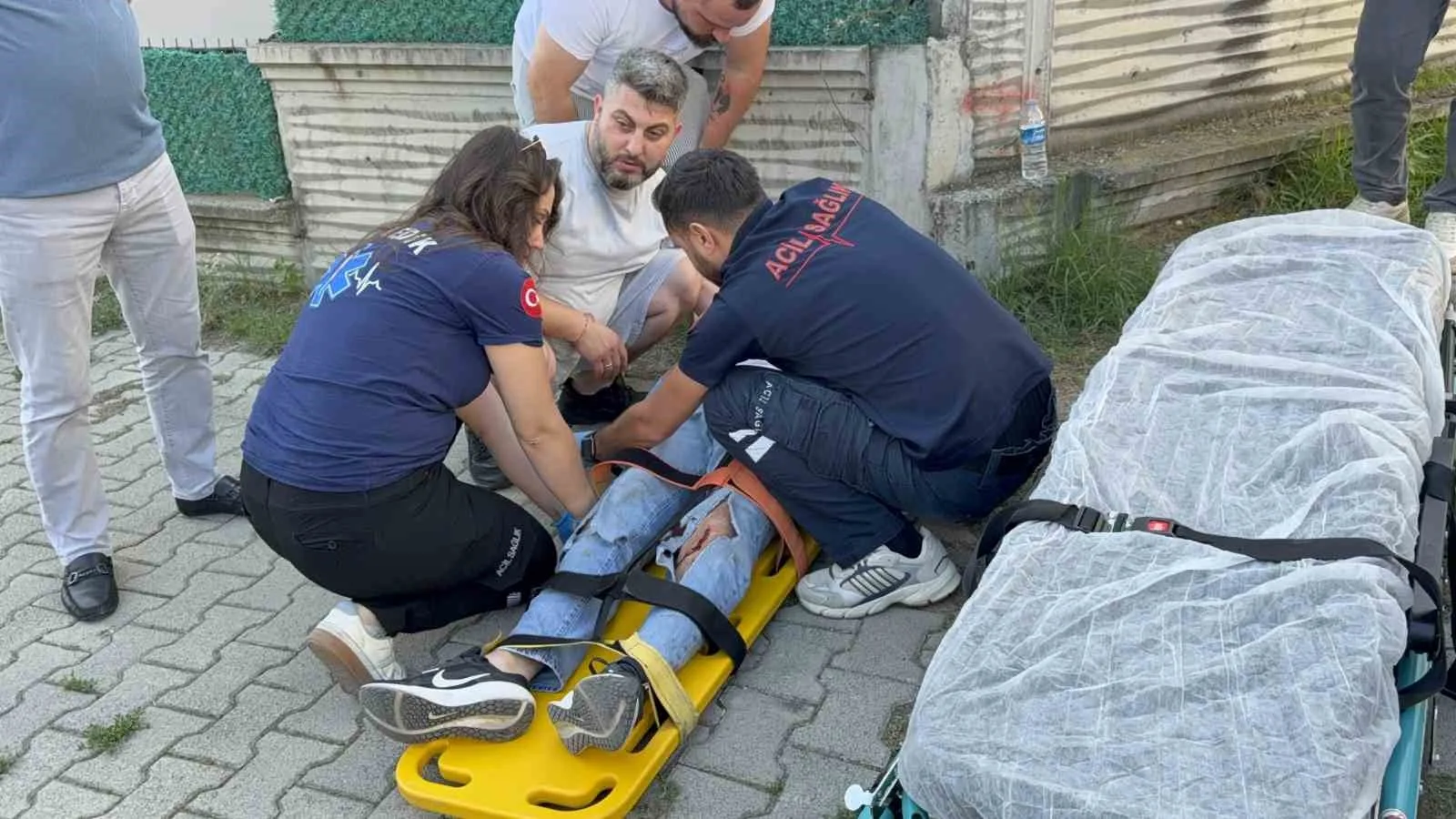 SAMSUN’DA İKİ OTOMOBİLİN ÇARPIŞTIĞI TRAFİK KAZASINDA 6 YAŞINDAKİ ÇOCUĞUN DA ARALARINDA BULUNDUĞU 3 KİŞİ YARALANDI. KAZA ANI GÜVENLİK KAMERASINA YANSIDI.