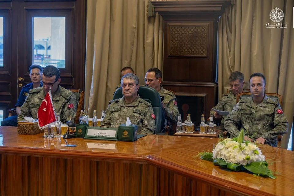 GENELKURMAY BAŞKANI SELÇUK BAYRAKTAROĞLU, PAKİSTAN GENELKURMAY BAŞKANI ASİM MUNİR VE SUUDİ ARABİSTAN GENELKURMAY BAŞKANI ORGENERAL FAYYADH BİN HAMED AL-RUWAİLİ, RİYAD'DA GERÇEKLEŞTİRİLEN TOPLANTIDA CAYDIRICILIĞIN VE KOLEKTİF SAVUNMANIN GÜÇLENDİRİLMESİNE KATKI SAĞLAYACAK ŞEKİLDE 3 ÜLKENİN SİLAHLI KUVVETLERİ ARASINDAKİ İŞ BİRLİĞİNİ İLERLETMENİN, İSTİHBARAT İŞ BİRLİĞİ, ASKERİ KOORDİNASYON VE KABİLİYET ENTEGRASYONUNU GELİŞTİRMENİN YOLLARINI ELE ALDI.