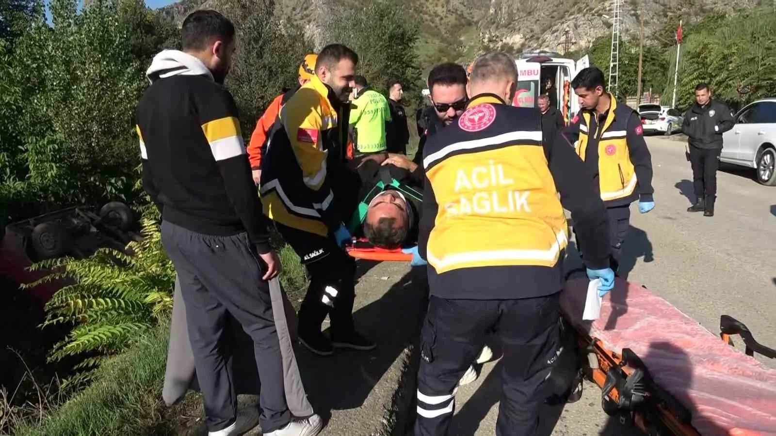 EDİNİLEN BİLGİYE GÖRE, FATİH A. YÖNETİMİNDEKİ 05 RE 594 PLAKALI MİNİBÜS HELVACI MAHALLESİ ÇAĞLAYAN KÖPRÜSÜ YAKINLARINDA KONTROLDEN ÇIKARAK TAKLA ATIP DEREYE UÇTU. KAZADA MİNİBÜSTEKİ 9 KİŞİ YARALANDI.