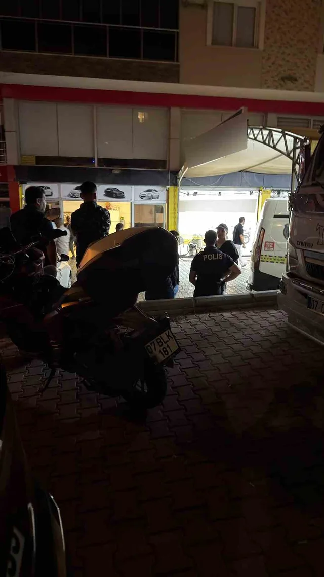 ANTALYA’NIN ALANYA İLÇESİNDE BİR OTO YIKAMA DÜKKANINDA ÇIKAN SİLAHLI OLAYDA 1 KİŞİ HAYATINI KAYBETTİ, 2 KİŞİ YARALANDI.