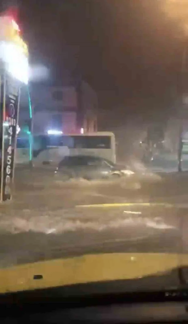 KOCAELİ’DE AKŞAM SAATLERİNDE BAŞLAYAN VE GECE SAATLERİNDE ETKİSİNİ ARTIRAN SAĞANAK YAĞIŞ NEDENİYLE BAZI CADDE VE SOKAKLAR SU ALTINDA KALDI. SÜRÜCÜLER, SUYLA KAPLANAN YOLLARDA ARAÇLARIYLA İLERLEMEKTE GÜÇLÜK ÇEKTİ.