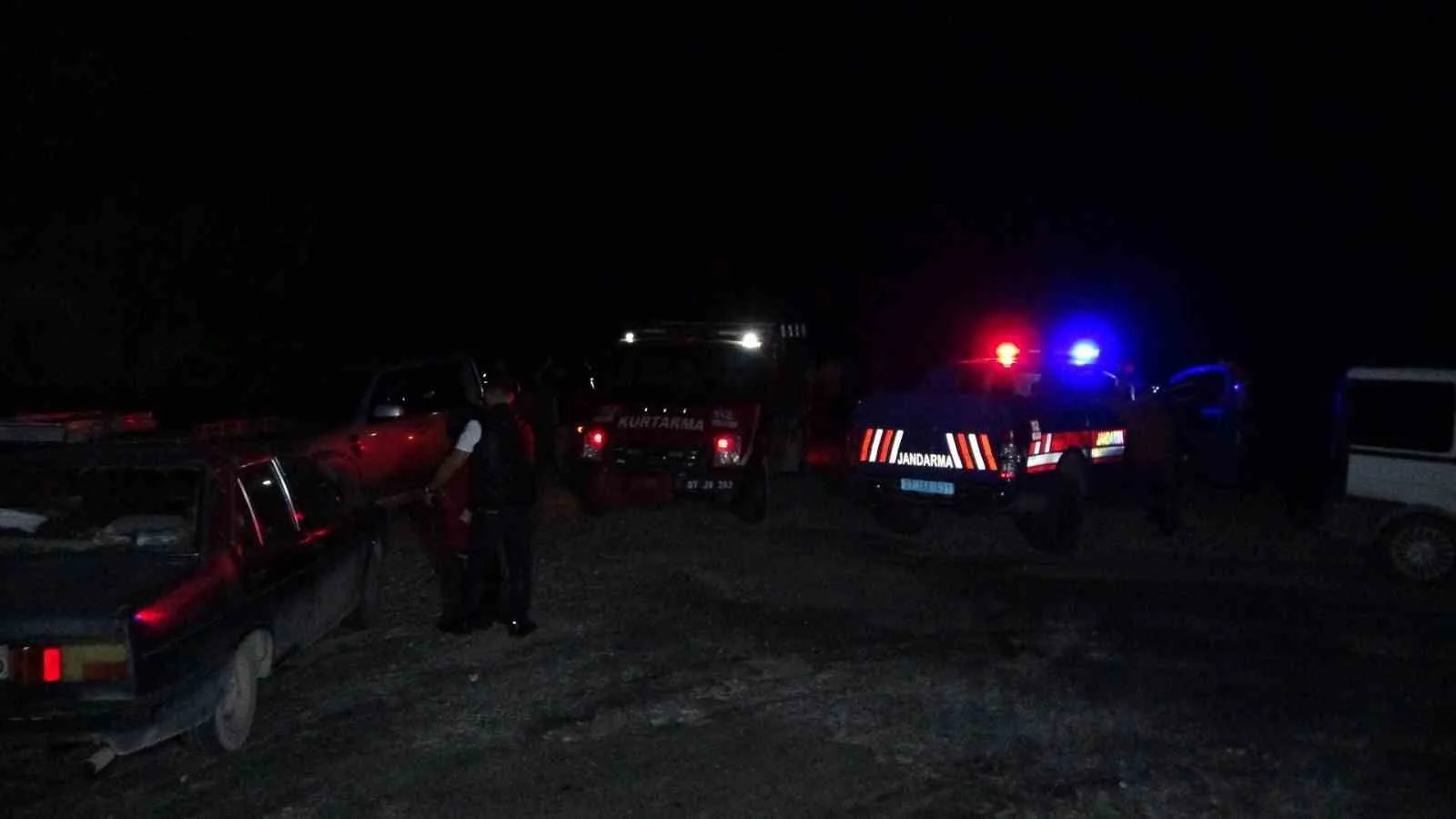 ÇİFTTEN UZUN SÜRE HABER ALAMAYAN YAKINLARI, 112 ACİL ÇAĞRI MERKEZİNE KAYIP İHBARINDA BULUNDU. İHBAR ÜZERİNE AKSEKİ İLÇE JANDARMA KOMUTANLIĞI TAŞLICA KARAKOLU EKİPLERİ VE ÇİFTİN YAKINLARI ARAMA ÇALIŞMASI BAŞLATTI.