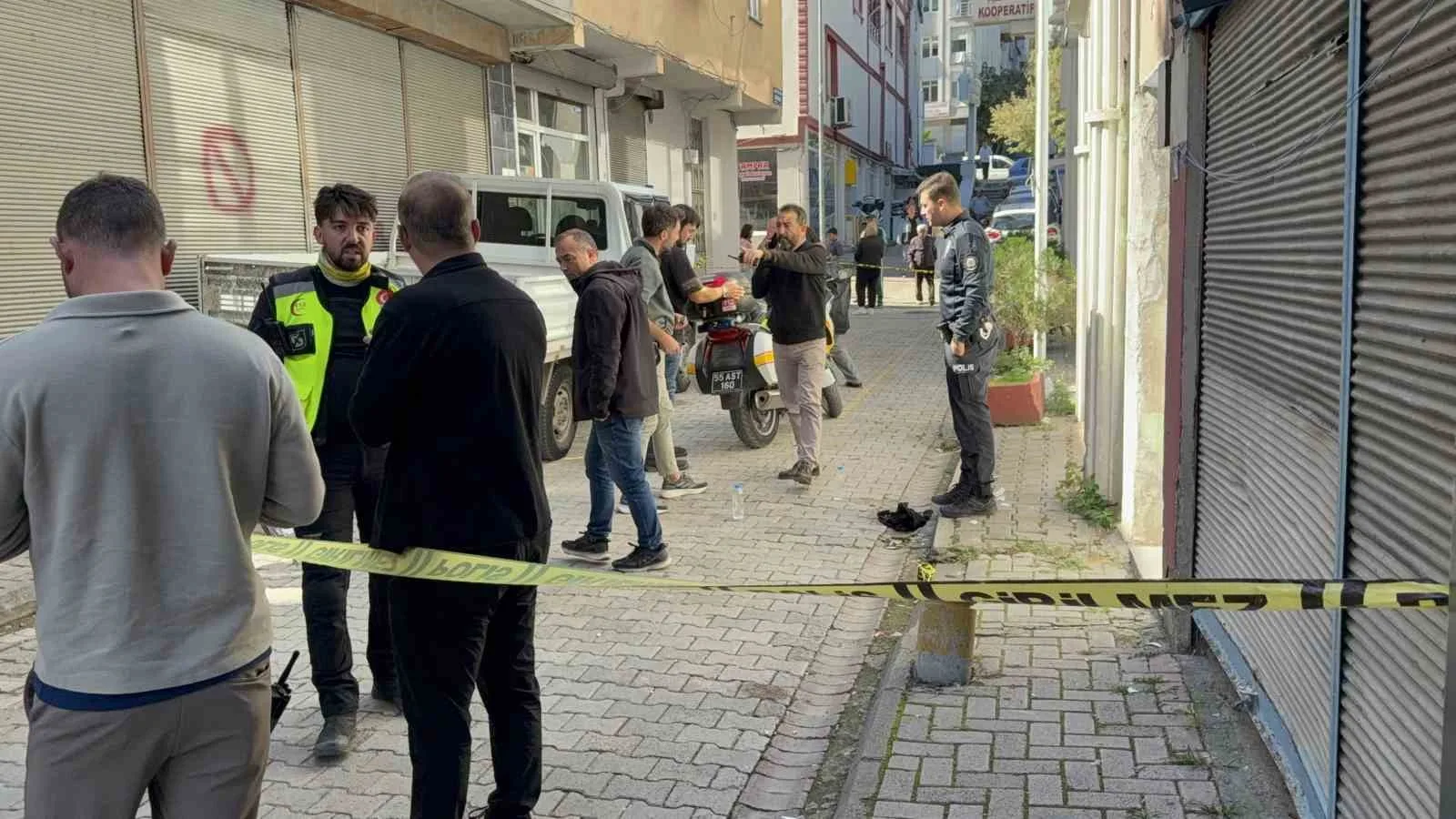 SAMSUN’UN İLKADIM İLÇESİNDE BİR KİŞİ SOKAK ORTASINDA SİLAHLI SALDIRIYA UĞRAYARAK YARALANDI.