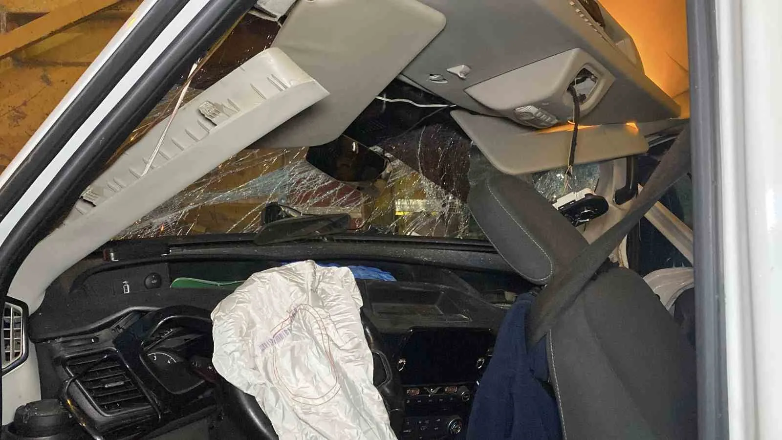 İSTANBUL ARNAVUTKÖY’DE SERVİS MİNİBÜSÜNÜN PARK HALİNDEKİ HAFRİYAT KAMYONUNA ÇARPMASI SONUCU MEYDANA GELEN KAZADA 9 KİŞİ HAFİF BİR ŞEKİLDE YARALANDI.