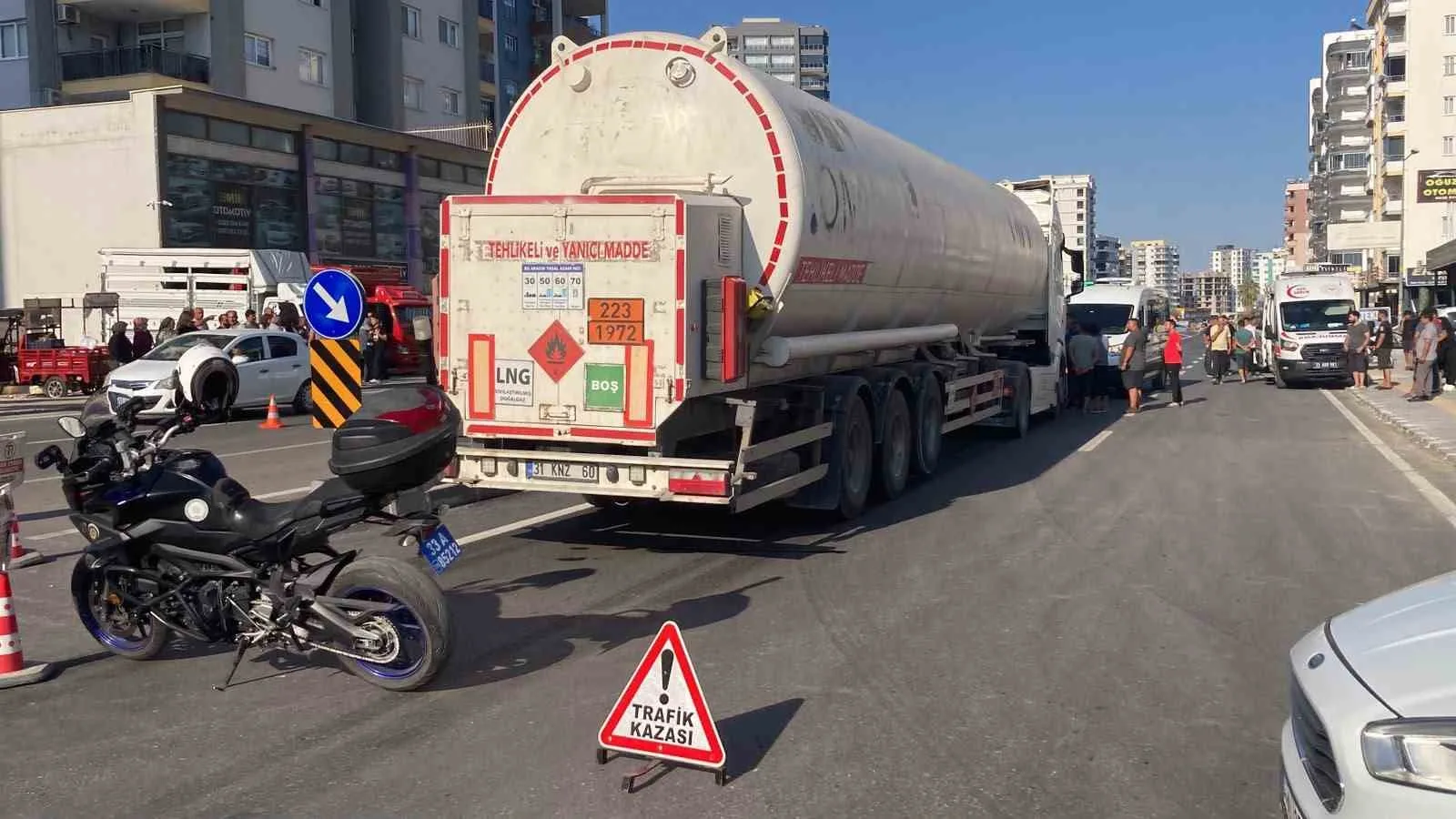 MERSİN'İN ERDEMLİ İLÇESİNDE TANKERİN ÇARPTIĞI YAYA KADIN OLAY YERİNDE HAYATINI KAYBETTİ.