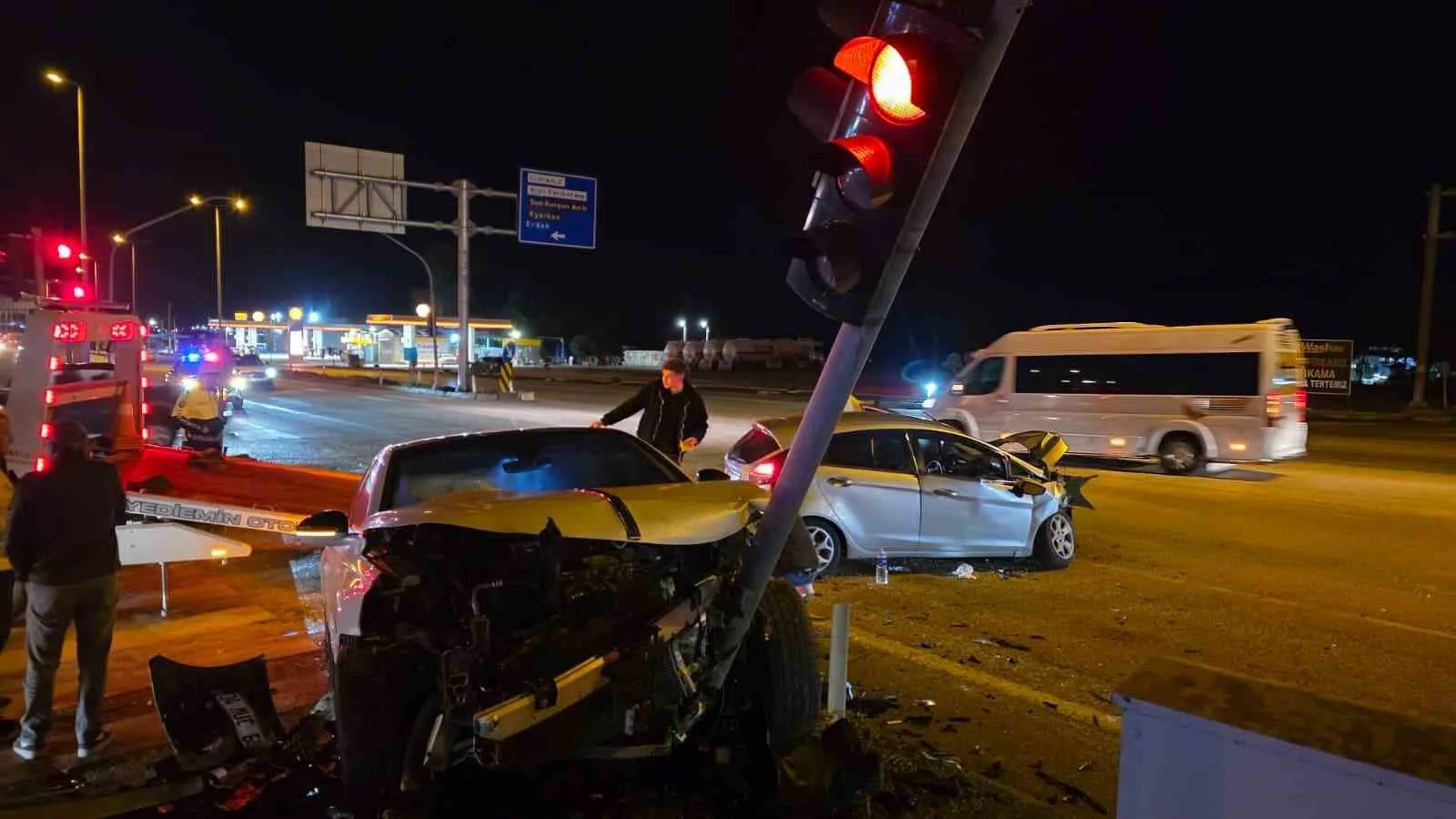 BANDIRMA'DA İKİ OTOMOBİLİN ÇARPIŞTIĞI KAZADA 3 KİŞİ YARALANDI