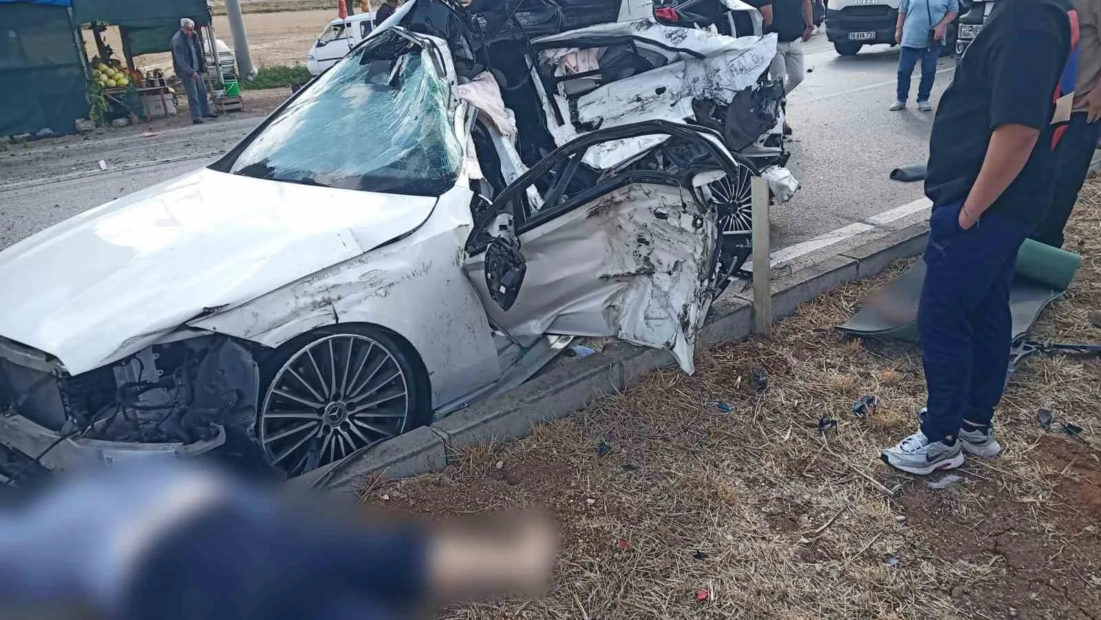 BALIKESİR’İN BANDIRMA İLÇESİNDE KONTROLDEN ÇIKAN OTOMOBİLİN KARŞI YÖNDEN GELEN KAMYONUN ALTINA GİRDİĞİ KAZADA, DOĞUMUNA 2 HAFTA KALDIĞI ÖĞRENİLEN ANNE İLE 3 YAŞINDAKİ KIZI HAYATINI KAYBETTİ. ANNE KARNINDAKİ BEBEK DE DOKTORLARIN TÜM ÇABASINA RAĞMEN KURTARILAMADI.