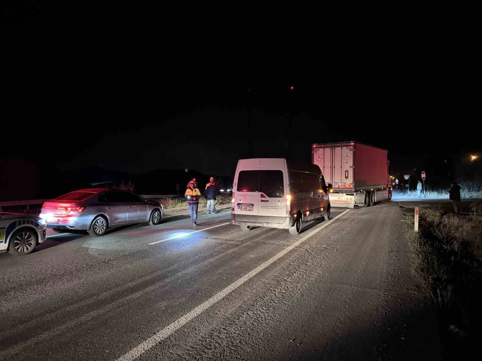KAYSERİ’NİN İNCESU İLÇESİNDE 2 OTOMOBİLİN KARIŞTIĞI TRAFİK KAZASINDA 3 KİŞİ HAYATINI KAYBETTİ, 1 KİŞİ DE YARALANDI.