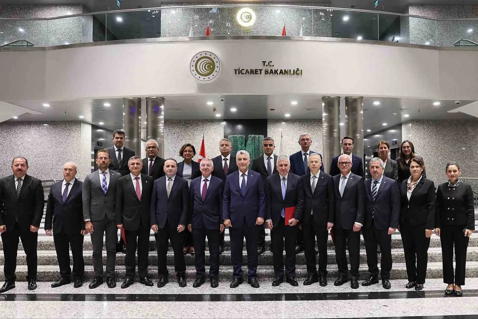 TİCARET BAKANI ÖMER BOLAT, AVRUPA BİRLİĞİ’NİN (AB) SANAYİ HIZLANDIRMA YASASI TASLAĞI’NA İLİŞKİN GELİŞMELERİ OTOMOTİV SEKTÖRÜ TEMSİLCİLERİYLE DEĞERLENDİRDİKLERİNİ BELİRTEREK, TÜRK OTOMOTİV SANAYİSİNİN TASLAK KAPSAMINA TÜM HÜKÜMLERİ İTİBARIYLA DAHİL EDİLMESİ İÇİN GİRİŞİMLERİNİ SÜRDÜRECEKLERİNİ BİLDİRDİ.