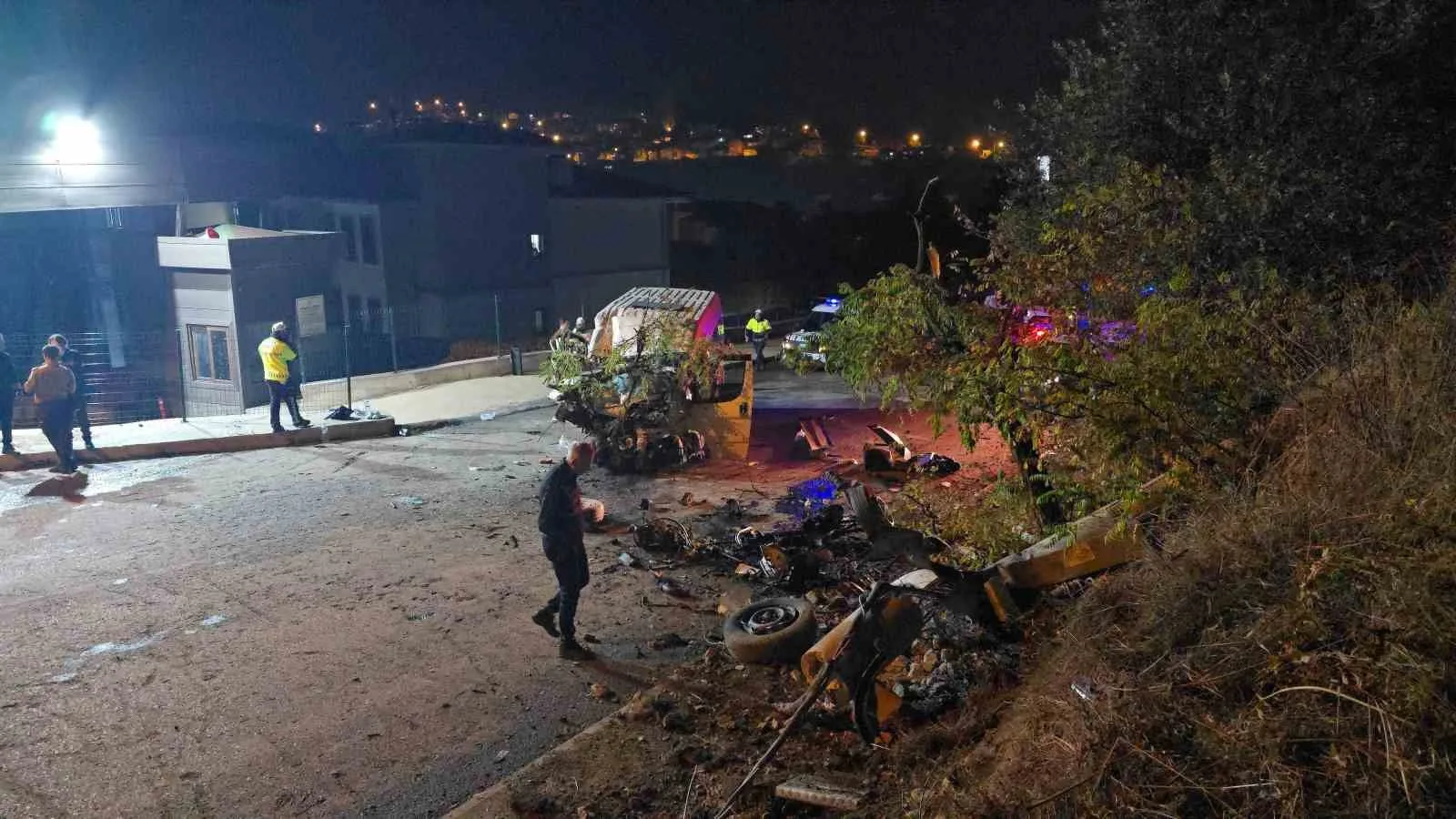 KARABÜK’TE TEKSTİL İŞÇİLERİNİ TAŞIYAN SERVİS MİNİBÜSÜNÜN BETON ELEKTRİK DİREĞİNE ÇARPMASI SONUCU MEYDANA GELEN KAZADA, SÜRÜCÜ İLE 5 KADIN İŞÇİ OLMAK ÜZERE 6 KİŞİ YARALANDI. YARALILARDAN 3’ÜNÜN SAĞLIK DURUMUNUN CİDDİ OLDUĞU ÖĞRENİLDİ.