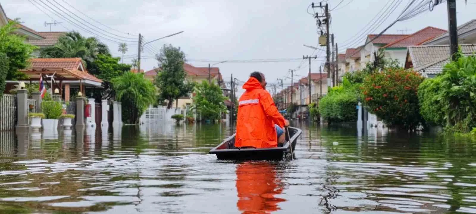 TAYLAND'DA ETKİLİ OLAN ŞİDDETLİ YAĞIŞLARIN YOL AÇTIĞI SEL VE SU BASKINLARI NEDENİYLE SON 10 GÜNDE 8 KİŞİ HAYATINI KAYBETTİ.