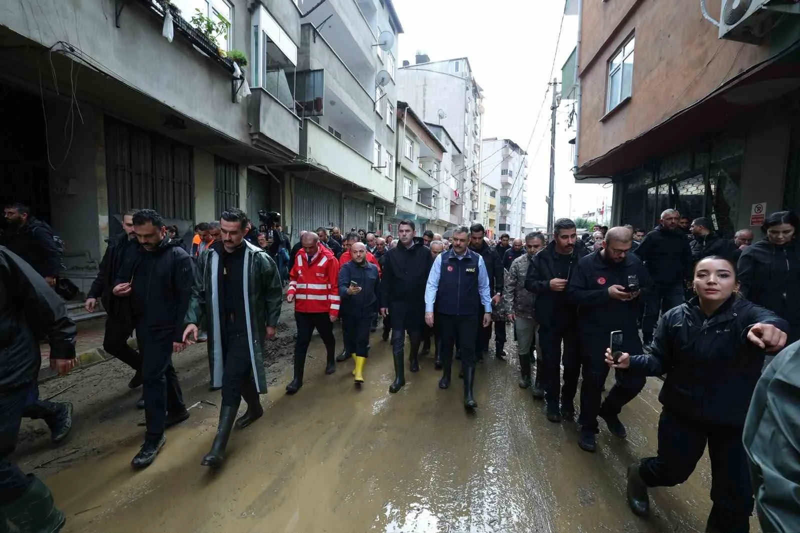 ÇEVRE, ŞEHİRCİLİK VE İKLİM DEĞİŞİKLİĞİ BAKANI MURAT KURUM İLE İÇİŞLERİ BAKANI MUSTAFA ÇİFTÇİ, SEL FELAKETİNİN YAŞANDIĞI SARIYER AYAZAĞA'DA İNCELEMELERDE BULUNDU.