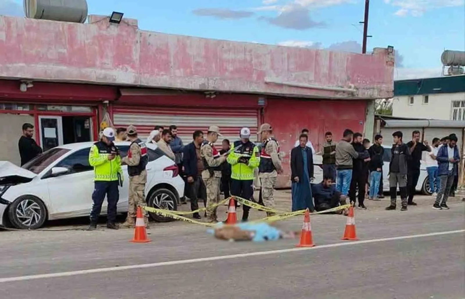 ŞANLIURFA'NIN AKÇAKALE İLÇESİNDE YOLUN KARŞISINA GEÇMEYE ÇALIŞAN 9 YAŞINDAKİ ÇOCUK, OTOMOBİLİN ÇARPMASI SONUCU HAYATINI KAYBETTİ