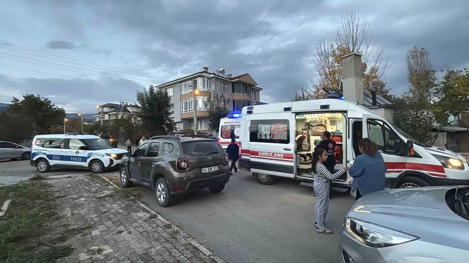BOLU’DA SOKAK ARASINDA CİPLE OTOMOBİLİN ÇARPIŞMASI SONUCUNDA MEYDANA GELEN KAZADA 4 KİŞİ YARALANDI.