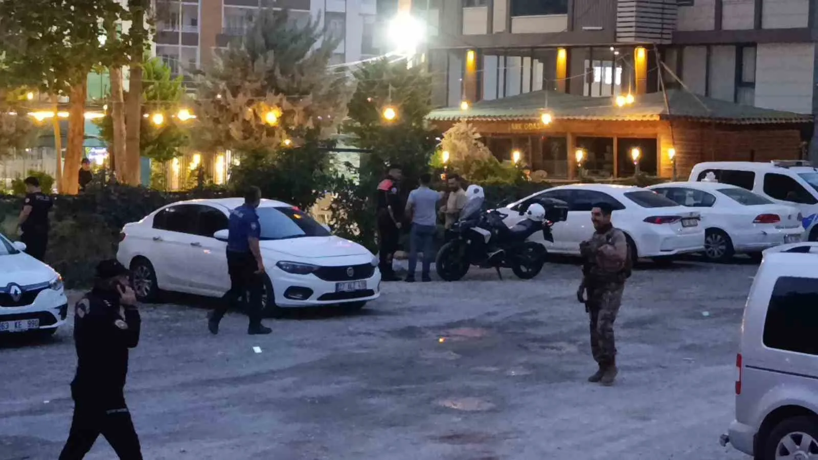 ŞANLIURFA'DA POLİSLE ÇATIŞAN FİRARİ ŞÜPHELİ KENDİ SİLAHIYLA YAŞAMINA SON VERDİ