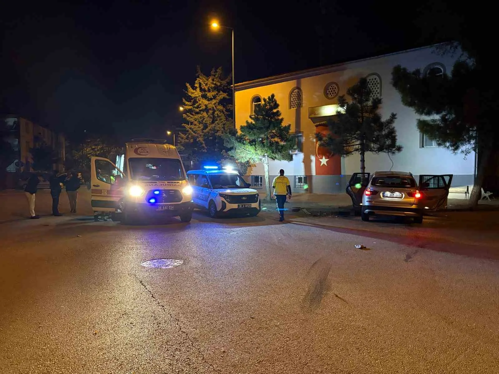 KAYSERİ’NİN MELİKGAZİ İLÇESİNDE HAFİF TİCARİ ARAÇ İLE SUV TARZI ARACIN ÇARPIŞTIĞI TRAFİK KAZASINDA, 4 KİŞİ YARALANDI.