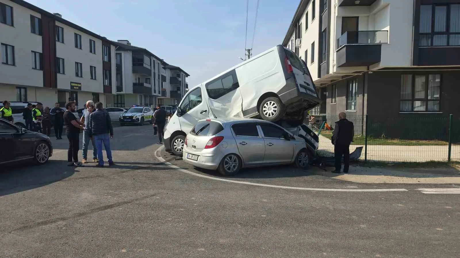 DÜZCE’DE MEYDANA GELEN KAZADA OTOMOBİLİN ÇARPTIĞI MİNİBÜS PARK HALİNDE OTOMOBİLİN ÜZERİNE ÇIKTI. KAZADA 3 KİŞİ HAFİF YARALANDI.