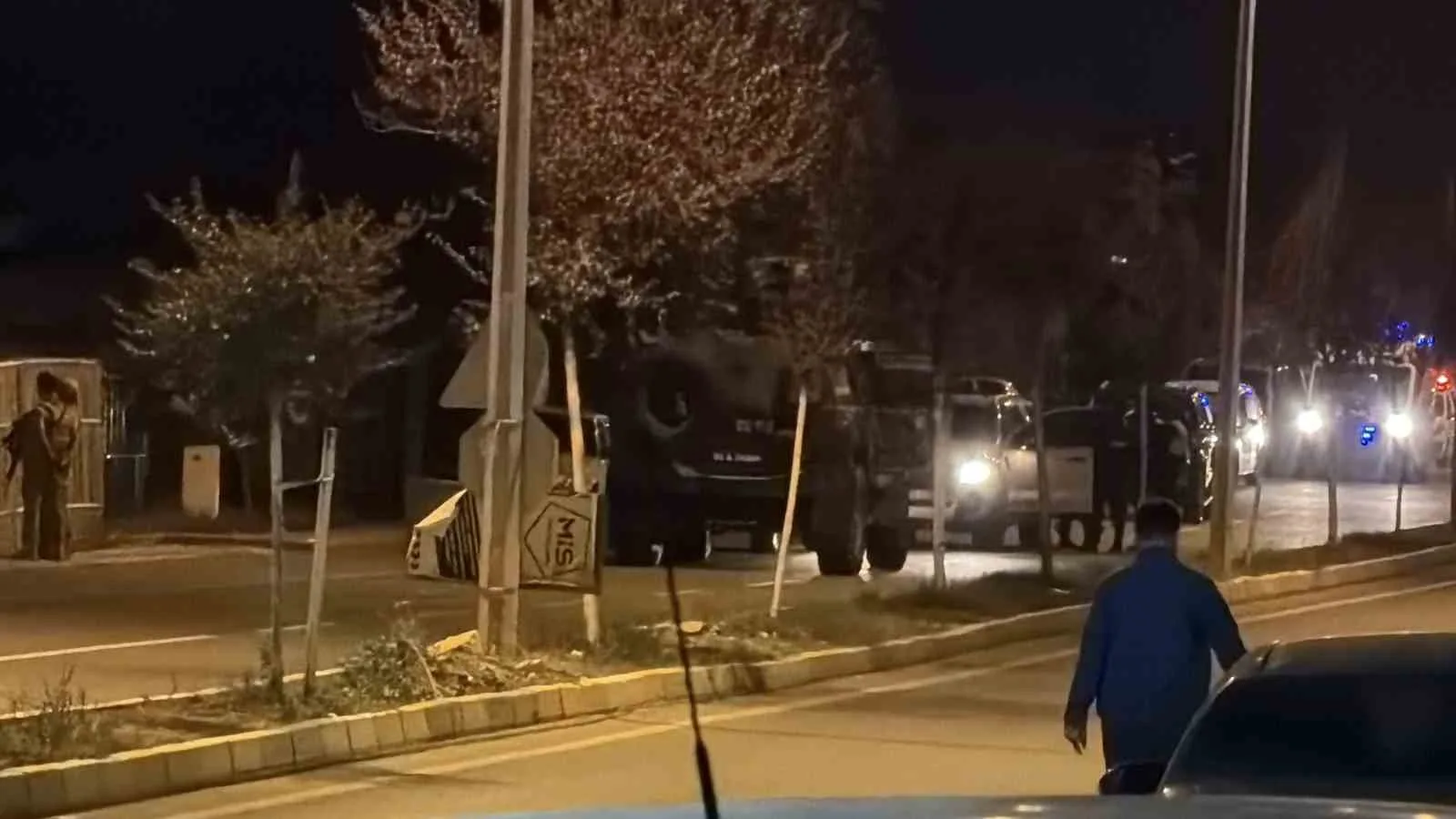 ADIYAMAN’DA, ‘YÜKSEK SESLİ MÜZİK’ MESELESİ DOLAYISIYLA ÇIKAN SİLAHLI ÇATIŞMADA ÇOK SAYIDA KİŞİ GÖZALTINA ALINDI.