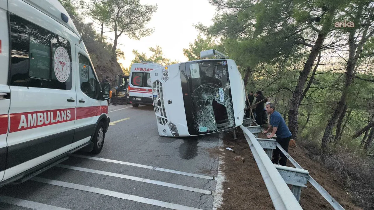 Marmaris'te otel servisi devrildi: 14 yaralı — fotoğraf 4