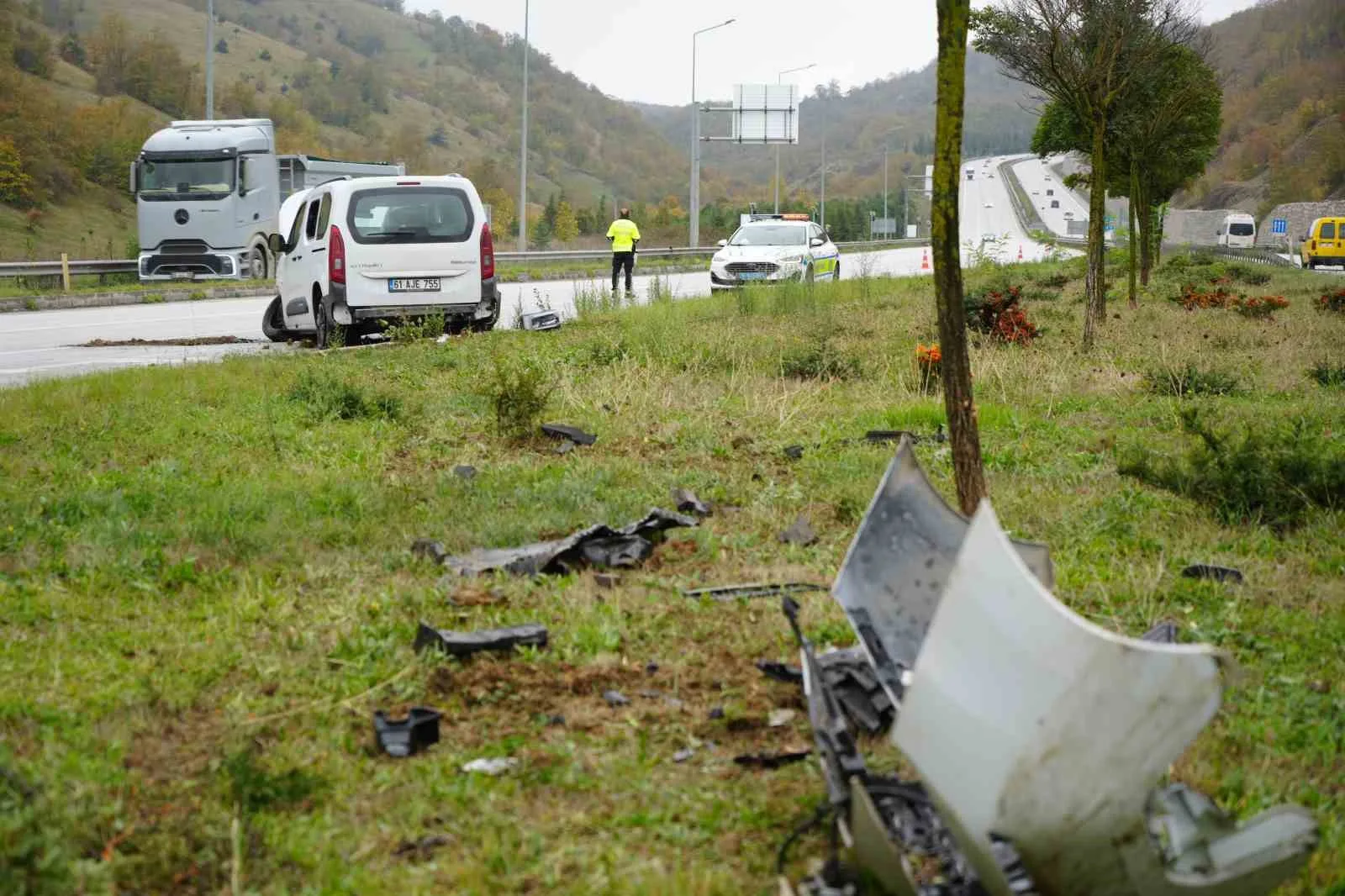 TRABZON'DAN SAMSUN'A GELEN AİLENİN BULUNDUĞU HAFİF TİCARİ ARACIN YOLDAN ÇIKARAK REFÜJE ÇIKMASI SONUCU MEYDANA GELEN TRAFİK KAZASINDA 3 KİŞİ YARALANDI.