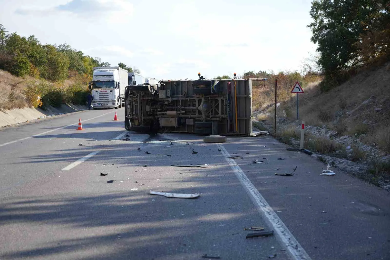 EDİRNE’DE HAMZABEYLİ SINIR KAPISI YOLUNDA TIR İLE KAMYONETİN ÇARPIŞMASI SONUCU MEYDANA GELEN KAZADA 4 KİŞİ YARALANDI.