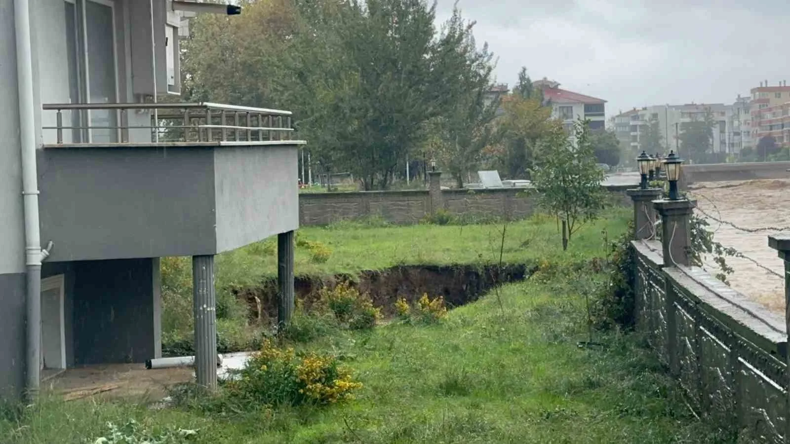 TEŞVİKİYE BELDESİNDE 5 KATLI BİNANIN BAHÇESİNDE MEYDANA GELEN TOPRAK ÇÖKMESİ NEDENİYLE APARTMAN TAHLİYE EDİLDİ.