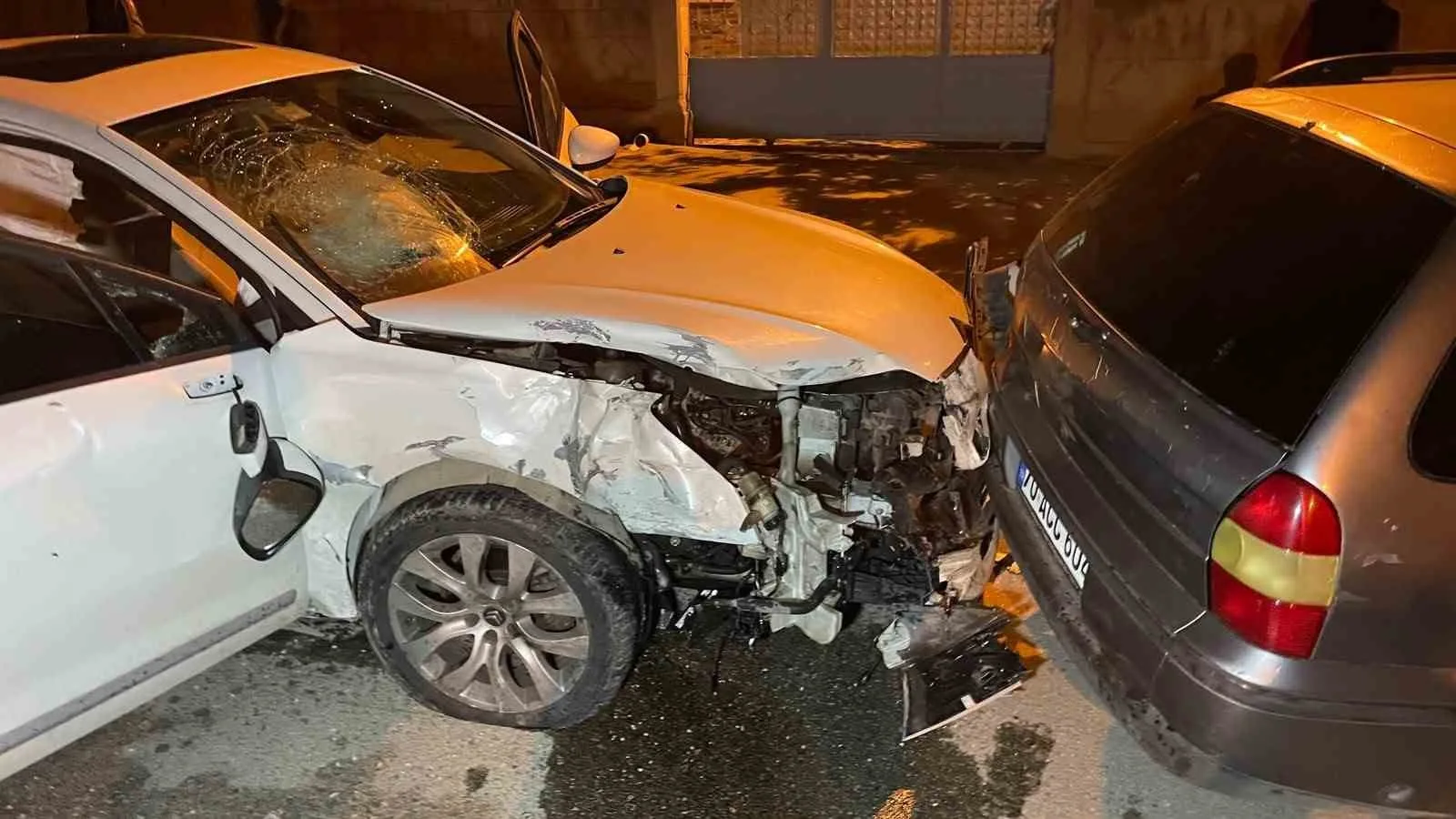KARAMAN'DA OTOMOBİL İLE PANELVAN ARACIN KAVŞAKTA ÇARPIŞMASI SONUCU 2'Sİ AĞIR 3 KİŞİ YARALANDI